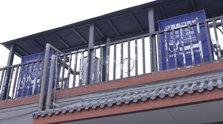 J9集团国际站空气能表机装置在民居二楼露台