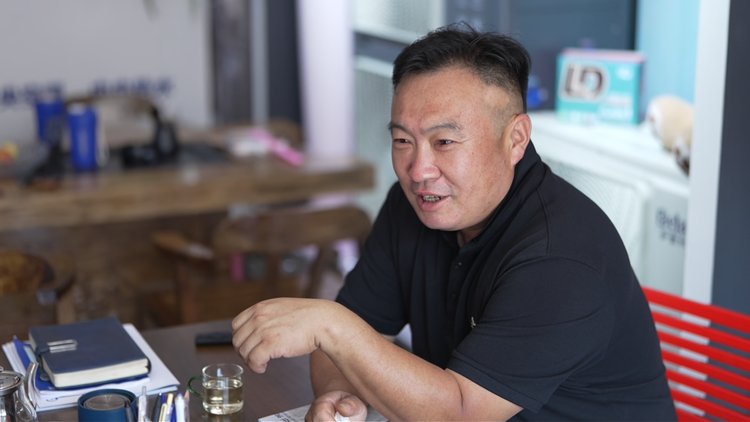 20260808114957572 山东新商赵传军在办公室交谈场景